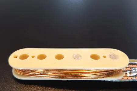 02 Ansicht des eigentlichen Spulenkörpers von unten mit den abgekappten eingeklebten Schrauben.jpg 02 Ansicht des eigentlichen Spulenkörpers von unten mit den abgekappten eingeklebten Schrauben.jpg