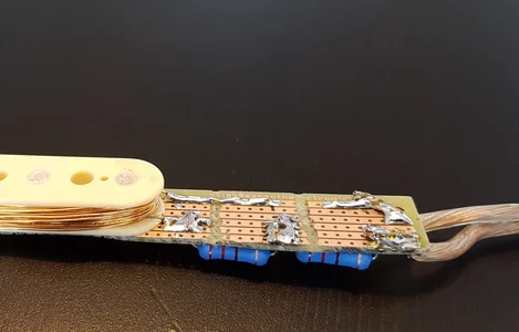 04 Teilansicht Platine von unten mit Fokus auf Lötstellen und Anschlusskabel.jpg 04 Teilansicht Platine von unten mit Fokus auf Lötstellen und Anschlusskabel.jpg