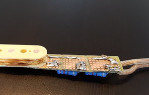 04 Teilansicht Platine von unten mit Fokus auf Lötstellen und Anschlusskabel.jpg 04 Teilansicht Platine von unten mit Fokus auf Lötstellen und Anschlusskabel.jpg