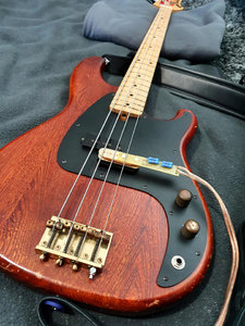 02-Ansicht von der Brücke, die Gebereinheit wird durch die Saiten festgeklemmt.jpg 02-Ansicht von der Brücke, die Gebereinheit wird durch die Saiten festgeklemmt.jpg