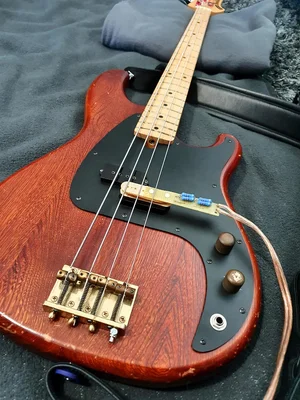 02-Ansicht von der Brücke, die Gebereinheit wird durch die Saiten festgeklemmt.jpg 02-Ansicht von der Brücke, die Gebereinheit wird durch die Saiten festgeklemmt.jpg