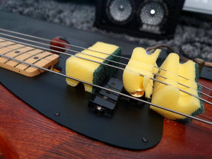 05-Alternativ hält man die Saiten mit Schwämmchen auf Abstand von der Gebereinheit und dämpft ...jpg 05-Alternativ hält man die Saiten mit Schwämmchen auf Abstand von der Gebereinheit und dämpft ...jpg