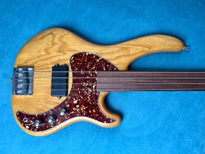 CLOVER XP15 Fretless Bass Pic 4.jpeg