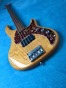 CLOVER XP15 Fretless Bass Pic 11.jpeg