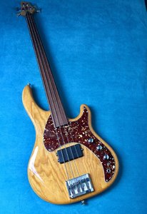 CLOVER XP15 Fretless Bass Pic 8.jpeg