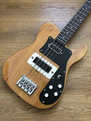 Retrovibe „Telebacker“ 32“ - medium scale Bass - NEU