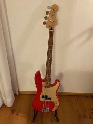Fender Player Precision in rot