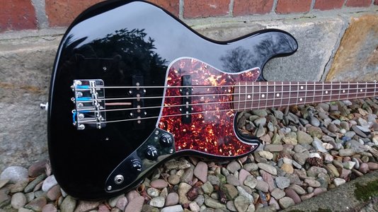 RESERVIERT / Warte auf Zahlungseingang:Fender / Squier Jazz Bass 3,8 KG auch Tausch