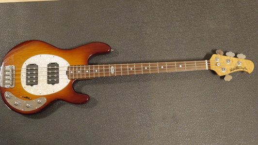 Verkaufe MM Stingray HH BFR 4 String Honey Burst