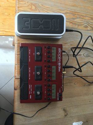 Zoom B3n Multieffektgerät, Looper, Ampsimulator und Zoom FP02M Expression Pedal