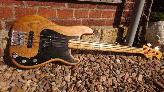 Squier JV Precision Bass