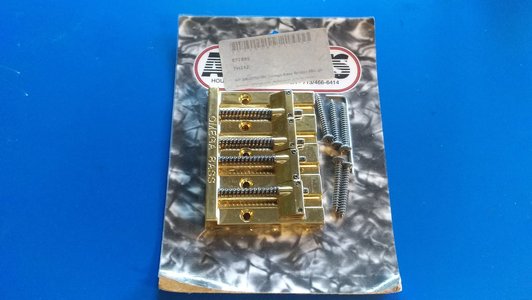 Allparts Omega Badass Bridge, 4-Saiter, gold
