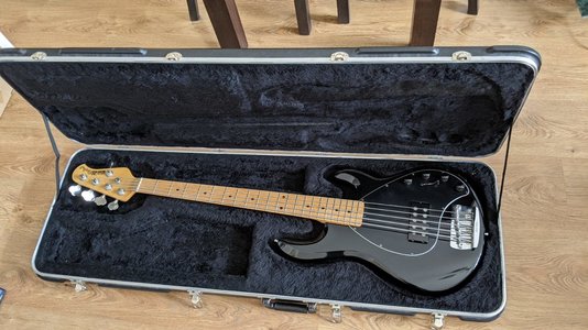 Musicman Stingray V 1990 black w/ maple