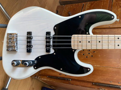 Squier Paranormal Jazz Bass - 1.jpeg