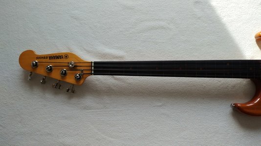 Yamaha Bass Modell BB400s Fretless