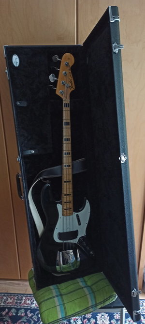 FENDER-Bass 06a .jpg
