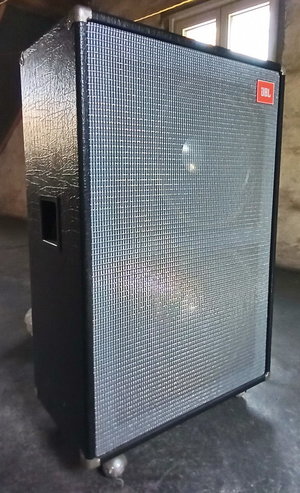 JBL Bassbox BB240_Ansicht_LSp_Front mit Verkleidung_links gedreht.jpg