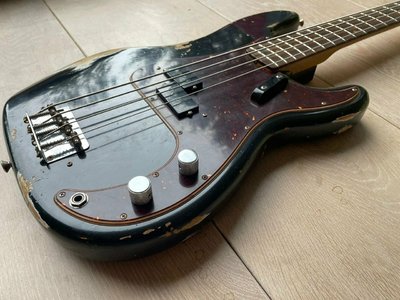 Fender Precision Relic black rw5.JPG