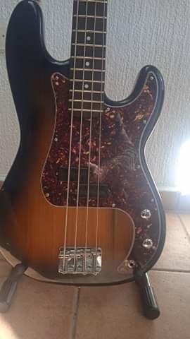 Sold localy /Q.Rich Precision (with Jazz neck)