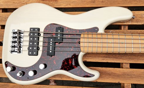 Fender American Deluxe Precision 5 String Bass aus dem Jahr 2000