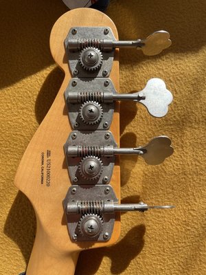 Fender Vintage reverse relic bass tuners and P bass knobs