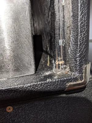 geplatztes Holz, mehrere Schraubenlöcher.webp