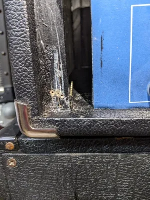 offene Schrauben, geplatztes Holz, drei Schraubenlöcher.webp