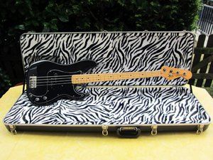 FenderPrecisionBlackCaseOpen_zpscb02a59d.jpg FenderPrecisionBlackCaseOpen_zpscb02a59d.jpg