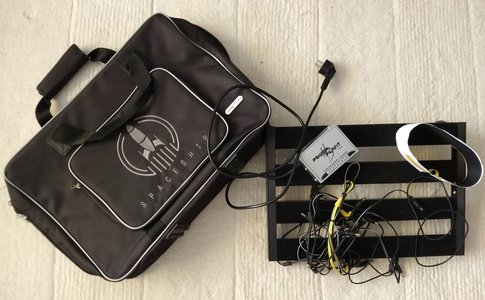 SpaceShip 40 Pedalboard mit PowerPlant Junior