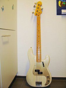 fender-american-precision-bass 2.jpg