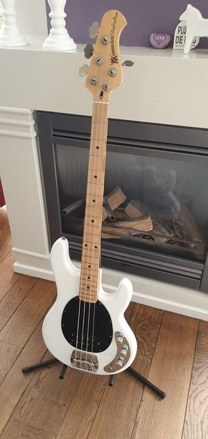 Music Man Stingray 1982 White