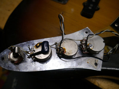 - gefunden - Fender Jazz Bass 1974/5 Poti und Neckplate gesucht