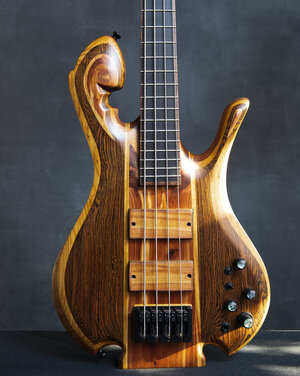 Kelvin Daly Bass (Carl Thompson)