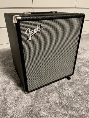 Fender Rumble 100 mit passender Hülle