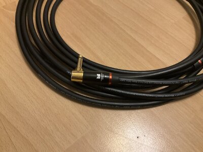Monster Cable Bass - 640 cm / Stecker: Winkel & Gerade