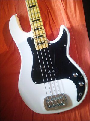 G&L LB-100 Tribute