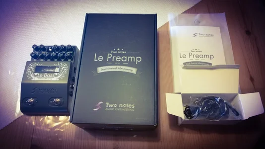 Two Notes Le Bass Dual Channel Preamp Lieferumfang.webp Two Notes Le Bass Dual Channel Preamp Lieferumfang.webp