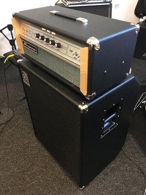 Ampeg V-4B Bass Head und Ampeg Heritage HSVT-410HLF