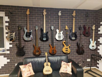 Bässe.jpg Bässe.jpg