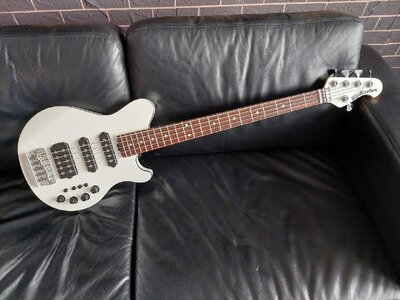 neuwertiger Music Man Reflex 5 HSS Bass