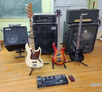 2023_06_11 Bilder Equipment Bässe + Verstärker_02.webp