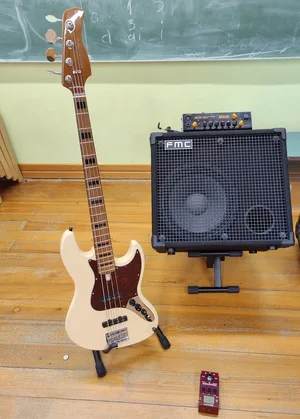 2023_06_11 Bilder Equipment Jazzbass + Verstärker_03.webp