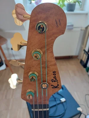 10 Fretless.webp 10 Fretless.webp