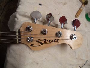 Headstock jazz deluxe 005.JPG