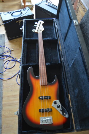 Harley Benton JB-40FL 3-Tone Sunburst Fretless Bass