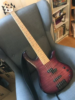 Verkauft! -------- Human Base Jonas 5-String P/J