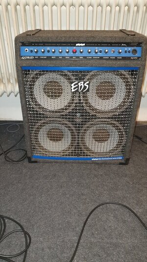 Verkaufe EBS Bass-Combo, 4 x 10, gebraucht, technisch überholt, mit Rollencase, 300 W., sehr laut