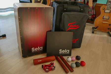 Cajon plus Kleinpercussion