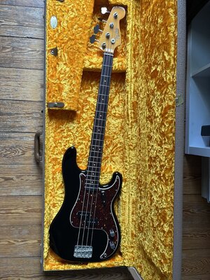 Fender American Vintage II Precision Bass in black
