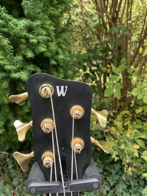 Warwick_Streamer_Headstock_front.jpg